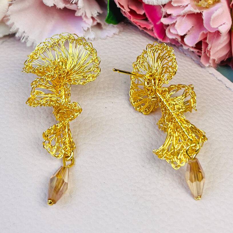 SchwesterSchwester Designer Ohrringe aus goldenen Drähten mit Tropfen zollfrei