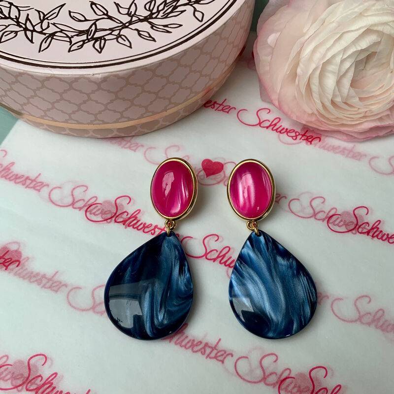 SchwesterSchwester Pinke Ohrstecker mit dunkelblauen Tropfen von AmuseToi im Angebot