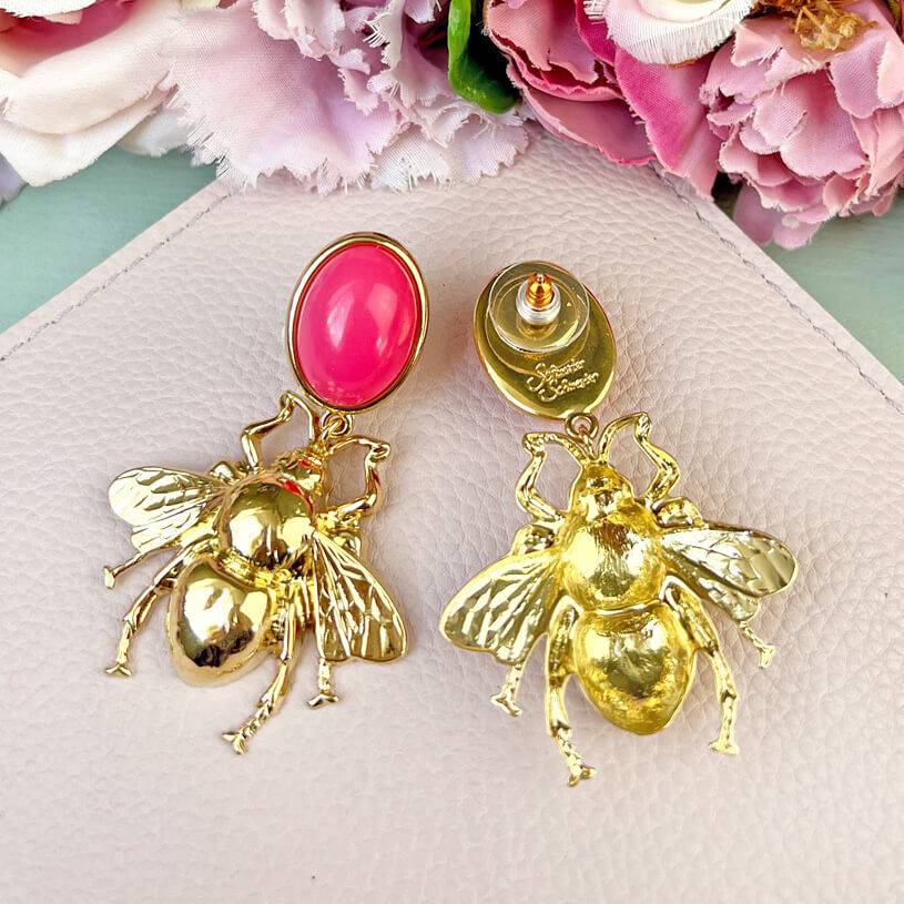 SchwesterSchwester Pinkfarbener Ohrstecker mit goldener Hummel von AmuseToi Schlussverkauf
