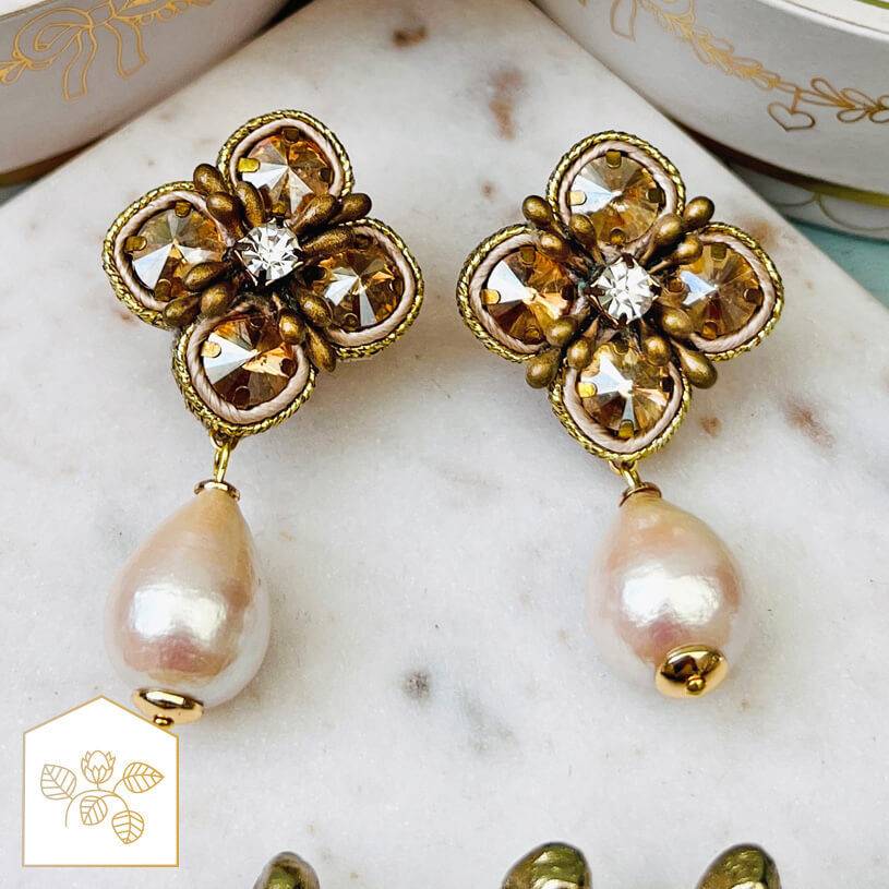 SchwesterSchwester Blüten-Soutache-Ohrstecker in Gold und Champagner mit Baumwolltropfen Günstiger Verkauf