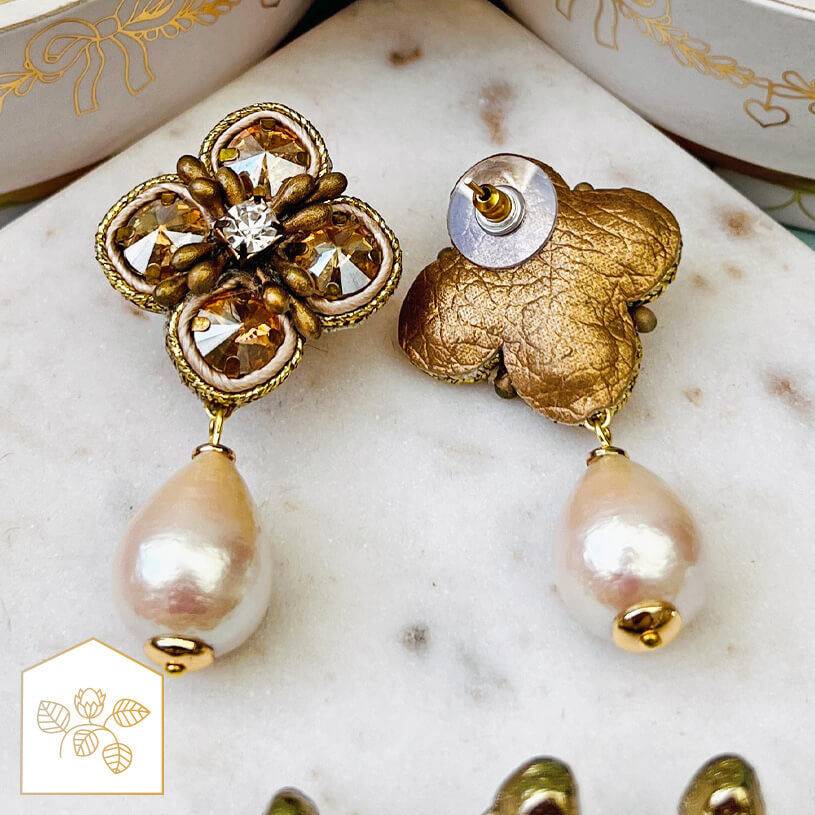 SchwesterSchwester Blüten-Soutache-Ohrstecker in Gold und Champagner mit Baumwolltropfen Günstiger Verkauf