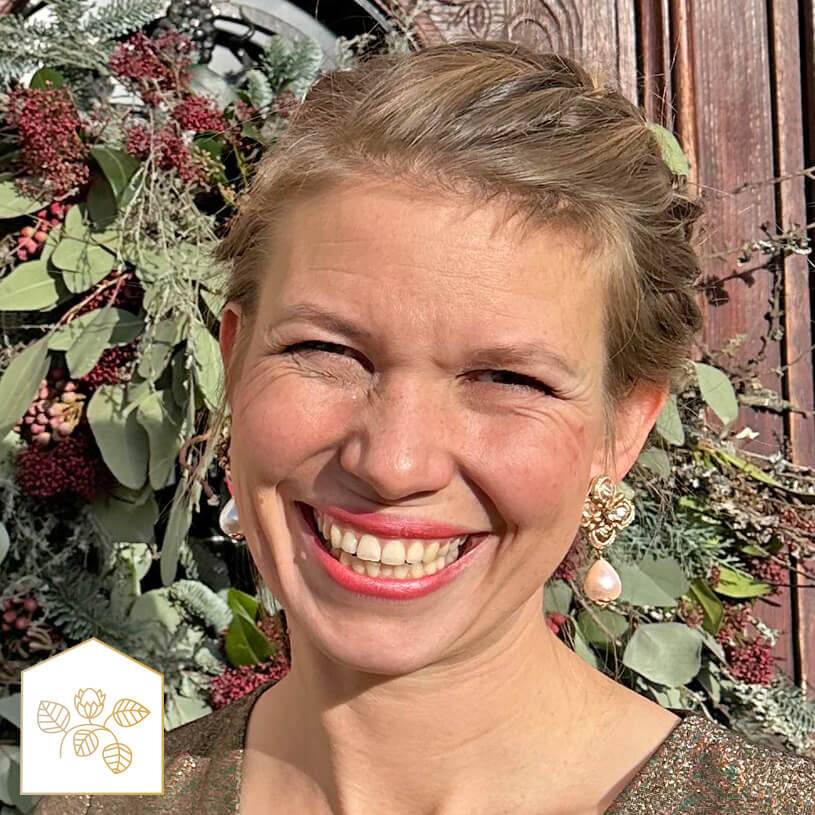 SchwesterSchwester Blüten-Soutache-Ohrstecker in Gold und Champagner mit Baumwolltropfen Günstiger Verkauf