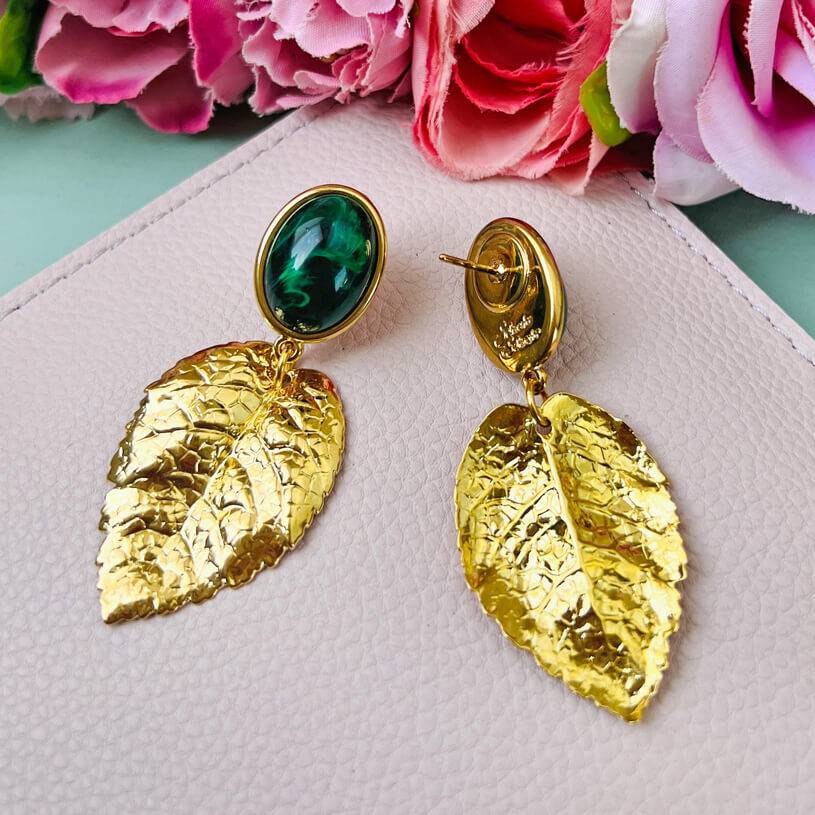 SchwesterSchwester Dunkelgrüner Ohrstecker mit großem goldenen Blatt von AmuseToi Meist gekauft