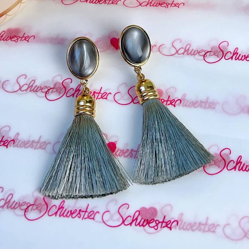 SchwesterSchwester Vergoldete Quasten Ohrringe als Ohrstecker in Grau von AmuseToi Begrenztes Angebot