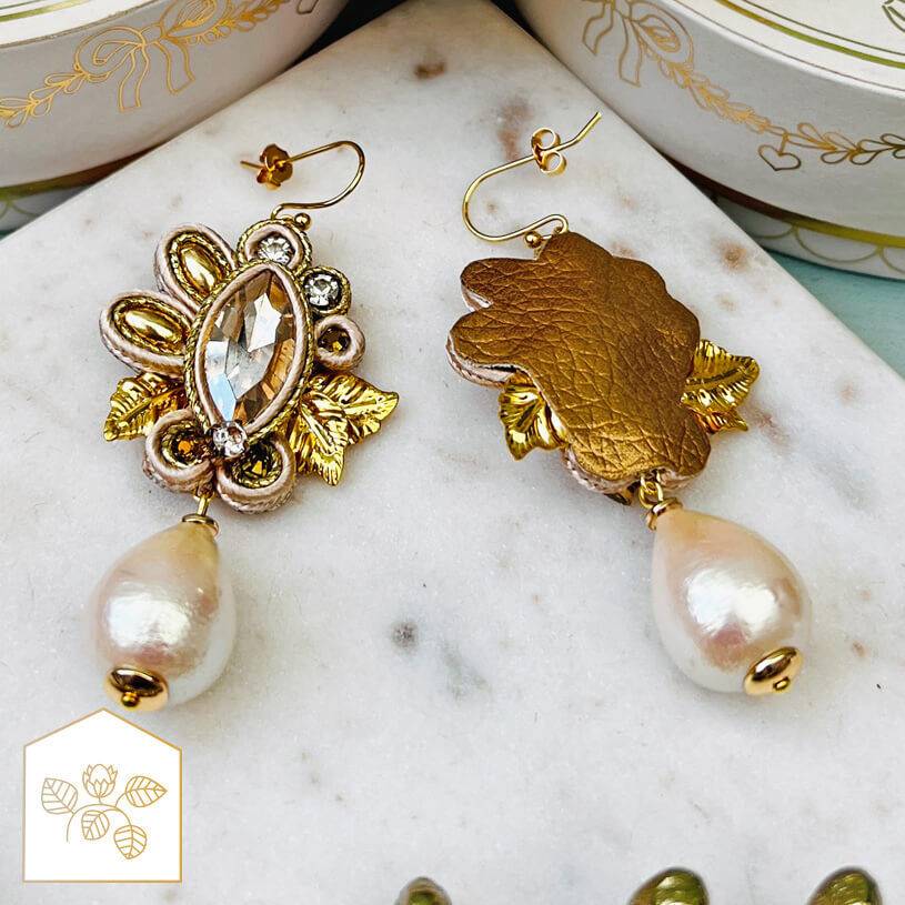 SchwesterSchwester Raffinierte Soutache-Ohrhänger in Gold und Champagner mit Baumwolltropfen Preisnachlass