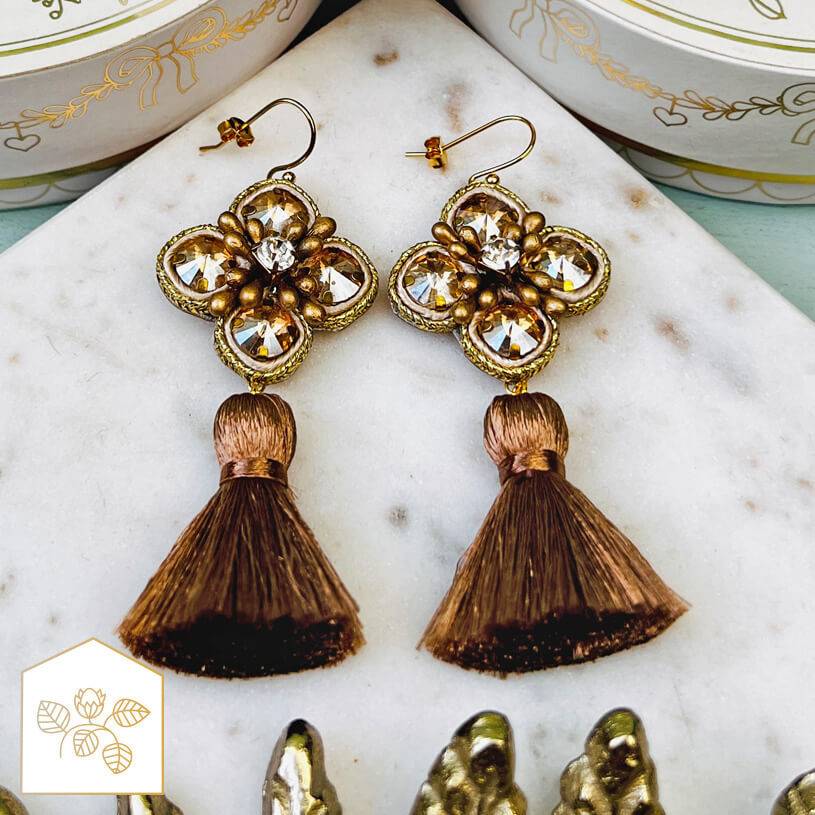 SchwesterSchwester Blüten-Soutache-Ohrhänger in Gold und Champagner mit brauner Quaste Saisonschlussverkauf