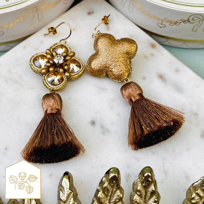 SchwesterSchwester Blüten-Soutache-Ohrhänger in Gold und Champagner mit brauner Quaste Saisonschlussverkauf