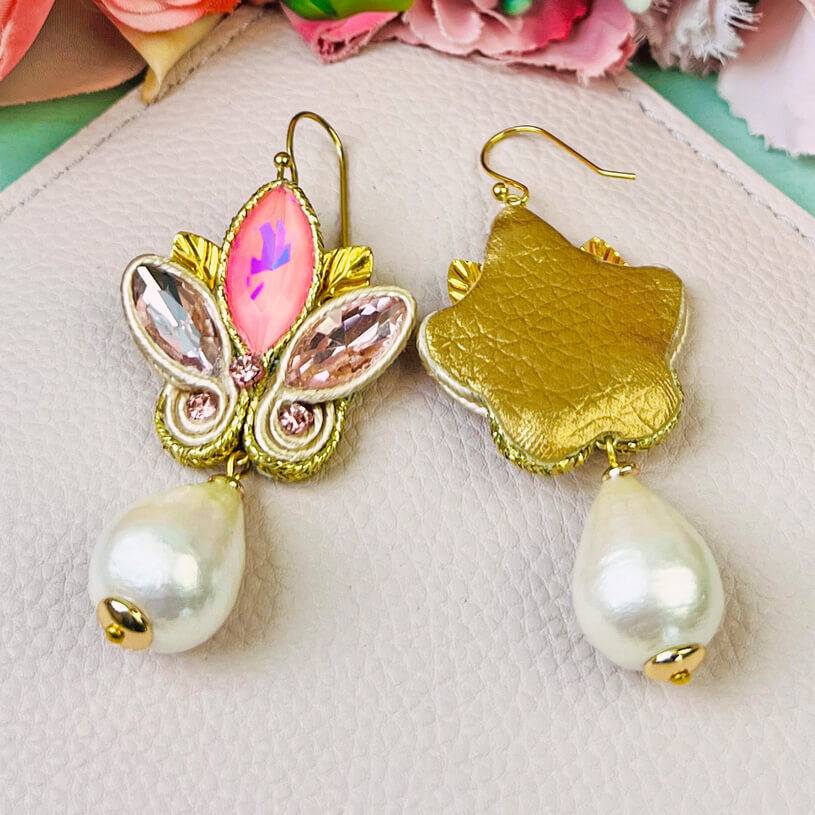 SchwesterSchwester Schöne Soutache-Ohrhänger in Rosa und zartem Gold mit Baumwolltropfen Cyber Monday