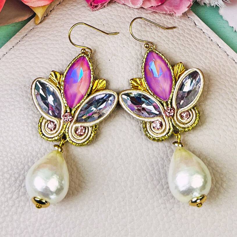 SchwesterSchwester Schöne Soutache-Ohrhänger in Flieder und Gold mit Baumwolltropfen Osterangebot
