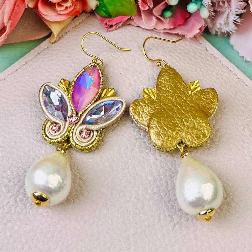 SchwesterSchwester Schöne Soutache-Ohrhänger in Flieder und Gold mit Baumwolltropfen Osterangebot