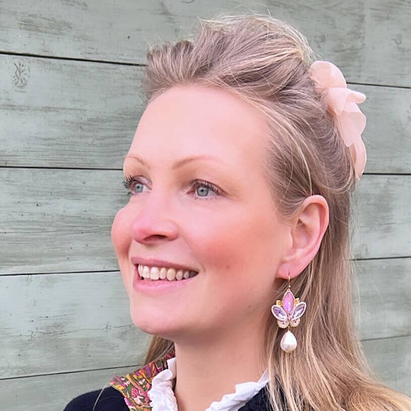 SchwesterSchwester Schöne Soutache-Ohrhänger in Flieder und Gold mit Baumwolltropfen Osterangebot
