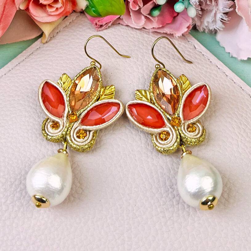 SchwesterSchwester Schöne Soutache-Ohrhänger in Gold und koralligem Pink mit Baumwolltropfen Jubiläumsangebot