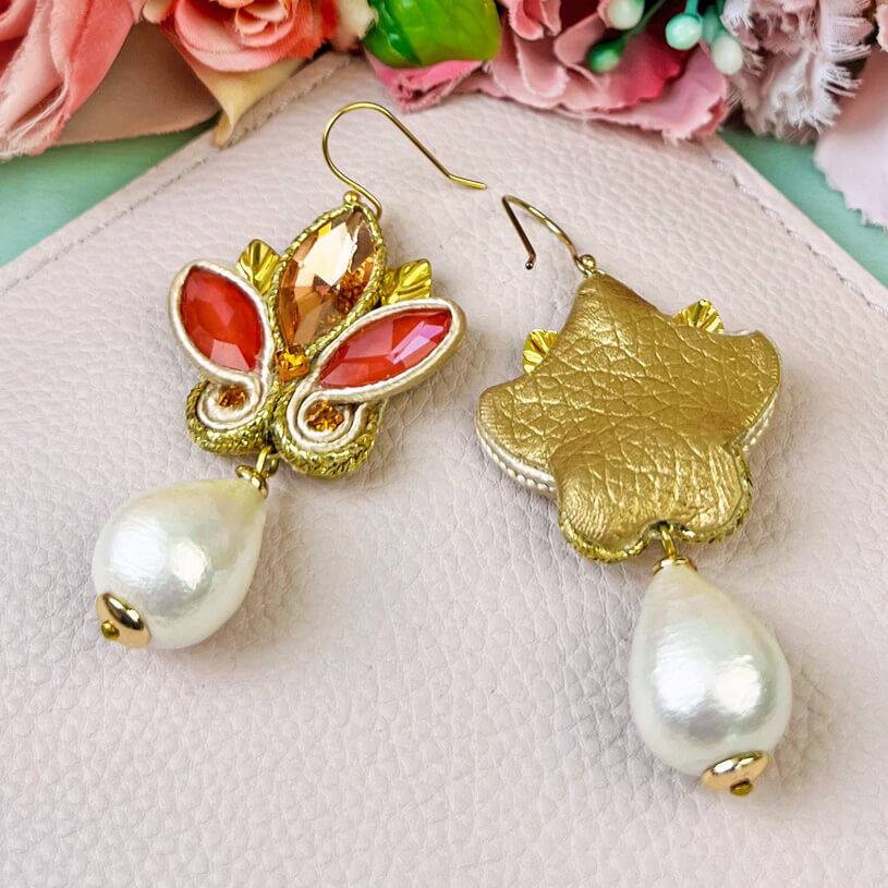 SchwesterSchwester Schöne Soutache-Ohrhänger in Gold und koralligem Pink mit Baumwolltropfen Jubiläumsangebot