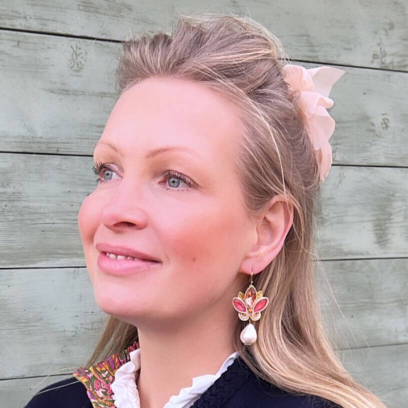 SchwesterSchwester Schöne Soutache-Ohrhänger in Gold und koralligem Pink mit Baumwolltropfen Jubiläumsangebot