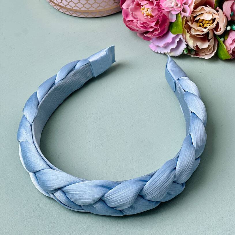 SchwesterSchwester Breiter geflochtener Satin-Haarreif in zartem Hellblau Top Angebot