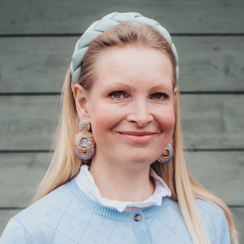 SchwesterSchwester Breiter geflochtener Satin-Haarreif in zartem Hellblau Top Angebot