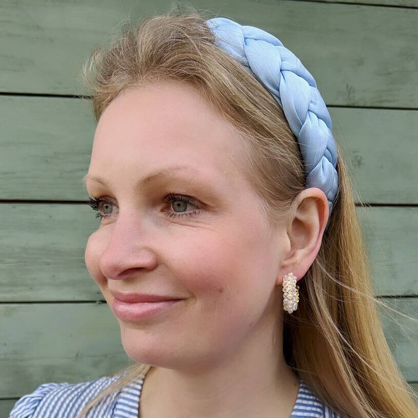 SchwesterSchwester Breiter geflochtener Satin-Haarreif in zartem Hellblau Top Angebot