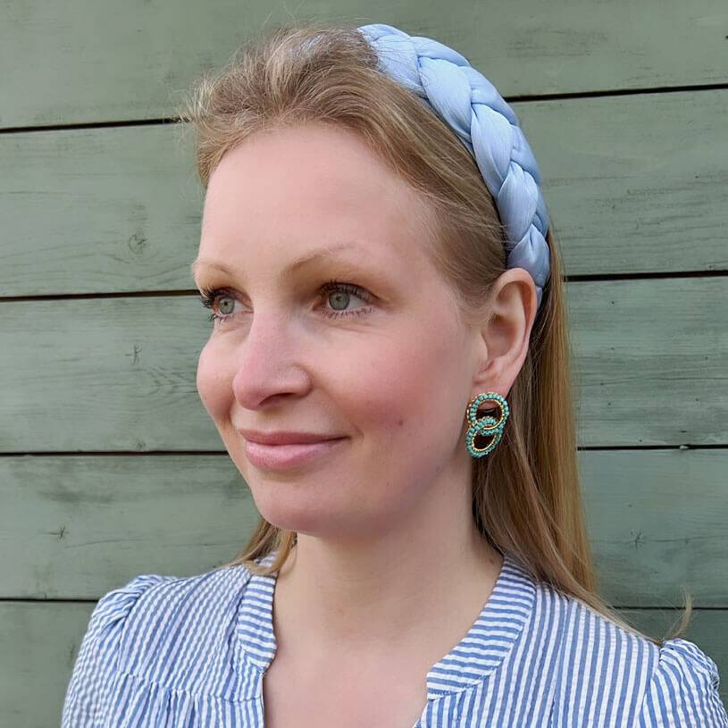 SchwesterSchwester Breiter geflochtener Satin-Haarreif in zartem Hellblau Top Angebot