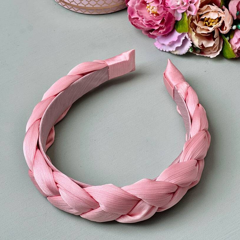SchwesterSchwester Breiter geflochtener Satin-Haarreif in zartem Rosa Neueste Mode