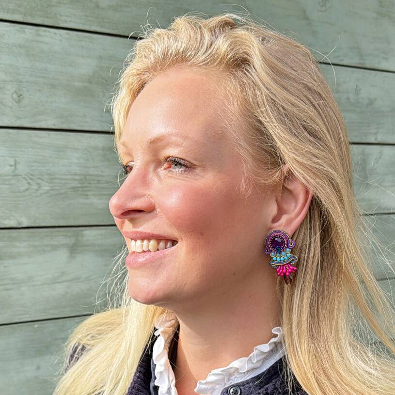 SchwesterSchwester Vorbestellbar - Kunstvolle Soutache-Ohrringe in Violett, Blau und Pink Neueste Stile