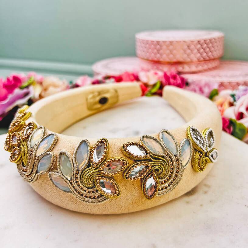 SchwesterSchwester Stoff-Haarreif in Creme mit Soutache-Applikationen in Champagner und Gold Super Rabatt