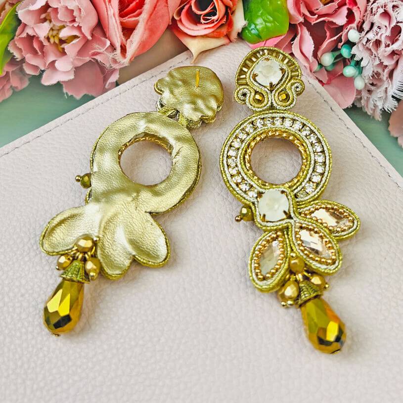 SchwesterSchwester Opulente Soutache-Ohrringe in Gold und Champagner Riesige Rabatte