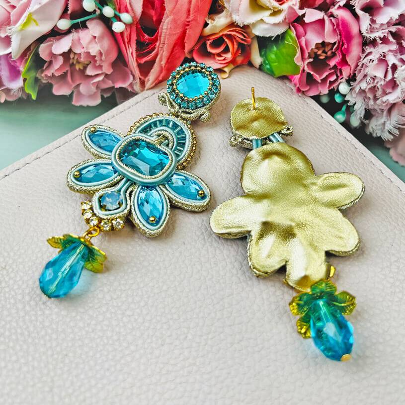 SchwesterSchwester Stilvolle Soutache-Ohrringe in zarten Hellblautönen mit Gold 50% Rabatt mit kostenlosem Versand