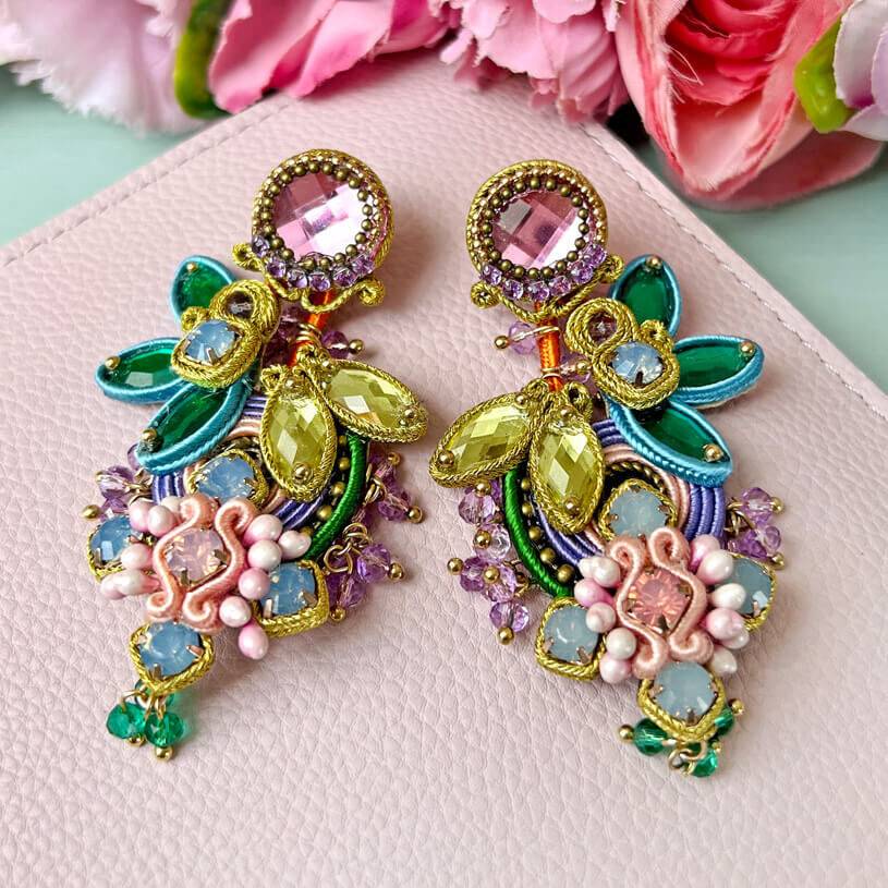 SchwesterSchwester Set aus Soutache-Ohrringen in pastelligen Farben und Satin-Haarreif in Hellblau Begrenzt auf 3 Tage