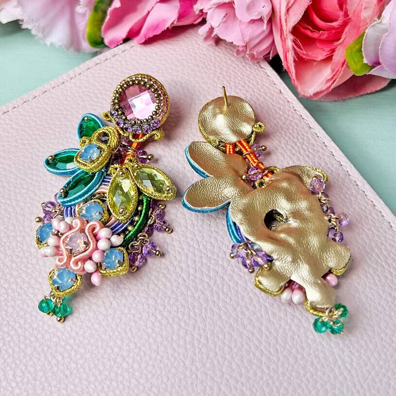 SchwesterSchwester Set aus Soutache-Ohrringen in pastelligen Farben und Satin-Haarreif in Hellblau Begrenzt auf 3 Tage