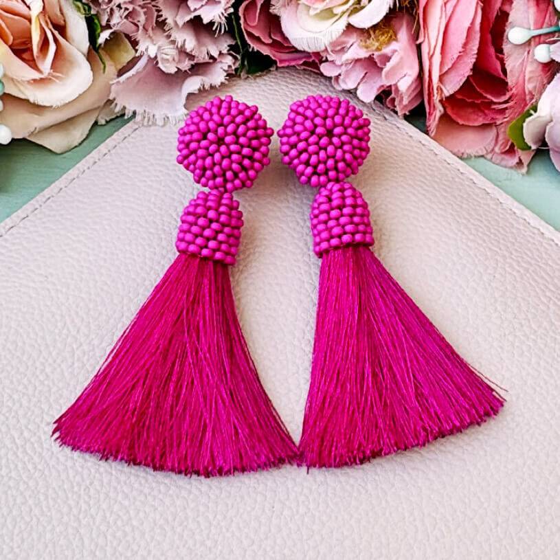 SchwesterSchwester Auffällige Perlen-Quastenohrringe in Pink Speichern exportieren