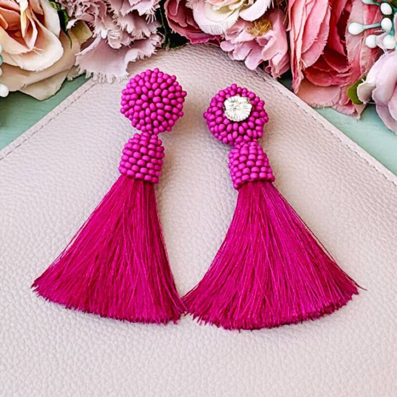 SchwesterSchwester Auffällige Perlen-Quastenohrringe in Pink Speichern exportieren