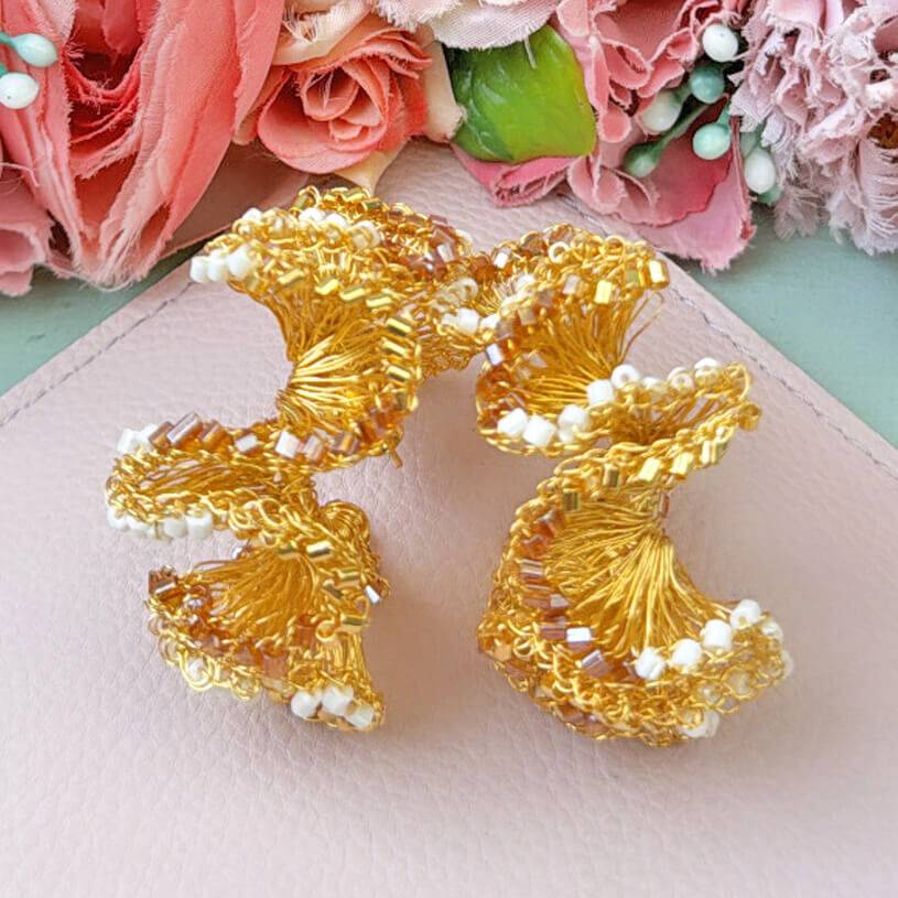 SchwesterSchwester Extravagante Statement-Ohrringe aus goldfarbenen Drähten und Perlen Black Friday Preise