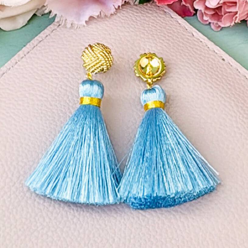 SchwesterSchwester Vergoldete Knoten-Ohrstecker mit hellblauer Quaste Online