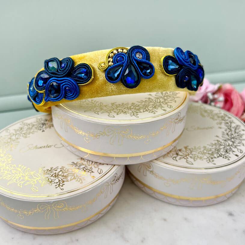 SchwesterSchwester Breiter Samt-Haarreif in Gelb mit Soutache-Applikationen in Dunkelblau Fabrik Onlineshop