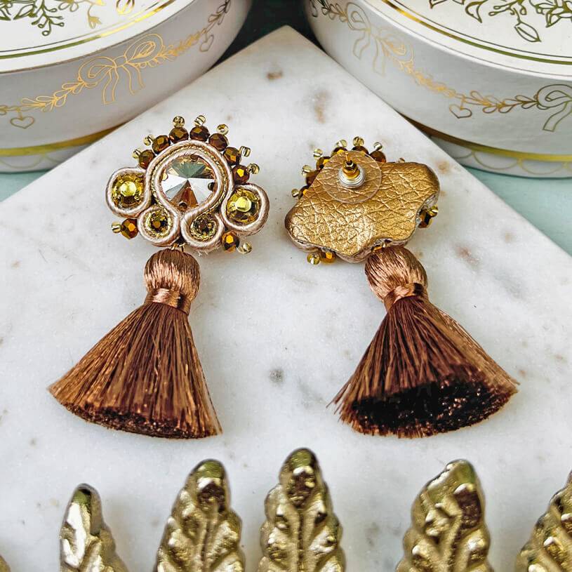SchwesterSchwester Soutache-Ohrringe in Champagner und Gold mit brauner Quaste Fabrikpreis