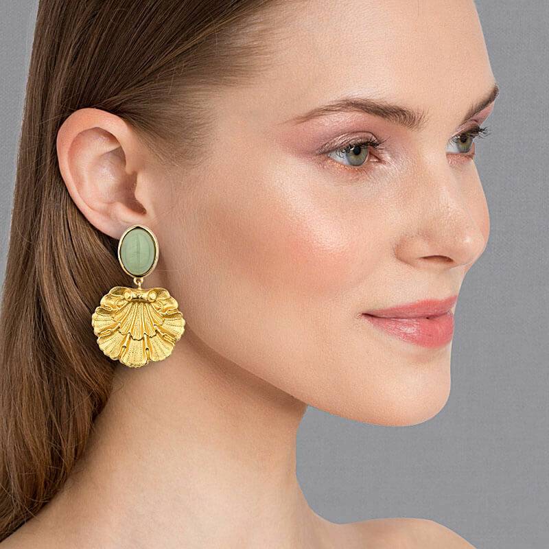SchwesterSchwester Vergoldete Ohrstecker in Jadegrün mit vergoldetem Muschelornament von AmuseToi Sonderangebot