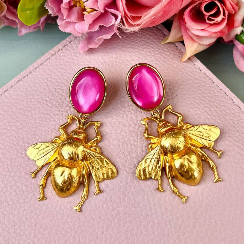 SchwesterSchwester Pinke Ohrstecker mit vergoldeter Hummel von AmuseToi Exklusivangebot