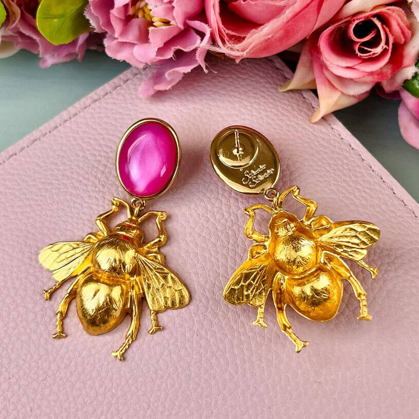 SchwesterSchwester Pinke Ohrstecker mit vergoldeter Hummel von AmuseToi Exklusivangebot