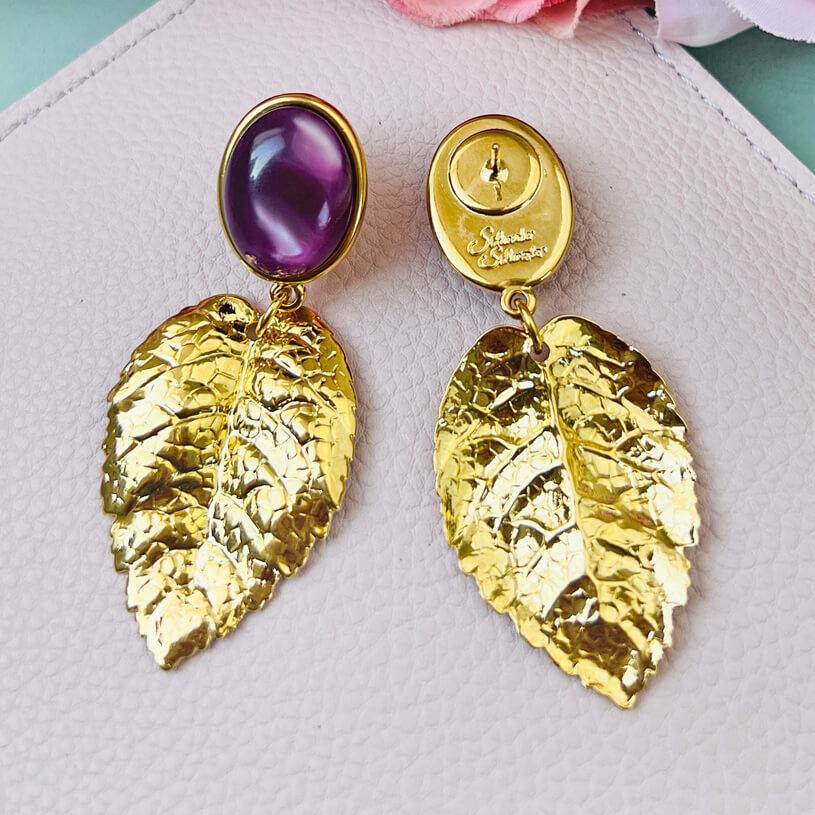 SchwesterSchwester Amethystfarbene Ohrstecker mit goldenem Blatt von AmuseToi Preisnachlass