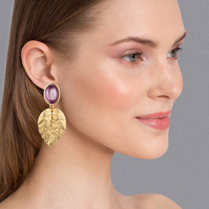 SchwesterSchwester Amethystfarbene Ohrstecker mit goldenem Blatt von AmuseToi Preisnachlass