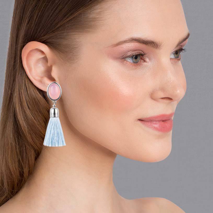 SchwesterSchwester Silberfarbene Quasten Ohrringe als Ohrstecker in Rosa mit hellblauer Quaste von AmuseToi Black Friday