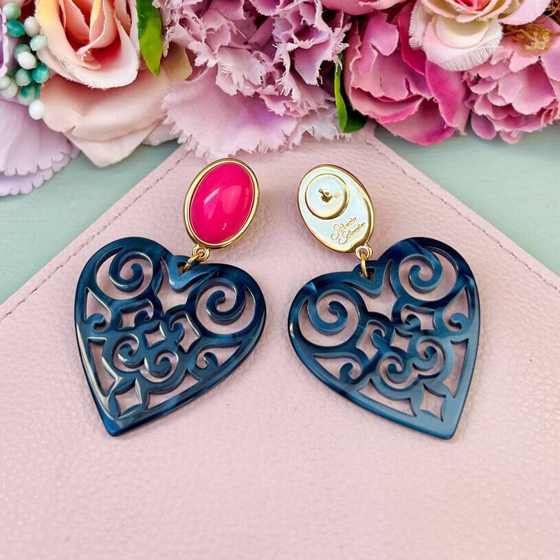 SchwesterSchwester Schöne Herz-Ohrringe mit pinken Ohrsteckern und Herz-Ornamenten in Dunkelblau von AmuseToi Osterangebot