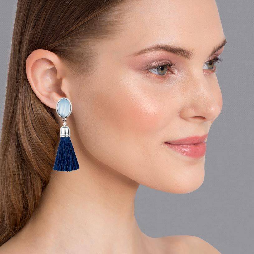 SchwesterSchwester Schimmernde hellblaue Ohrstecker mit marineblauen Quasten in Silberfarben Valentinstagsangebot
