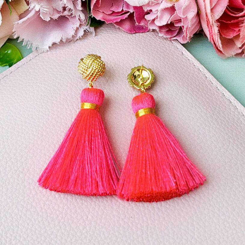 SchwesterSchwester Vergoldete Knoten-Ohrstecker mit neonpinker Quaste Jubiläumsangebot