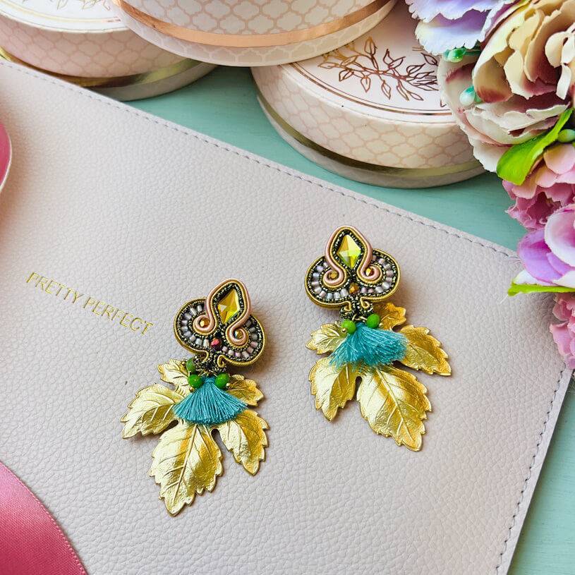 SchwesterSchwester Rosafarbene Soutache-Ohrstecker kleinen hellblauen Quasten und goldenen Blättern Online Outlet