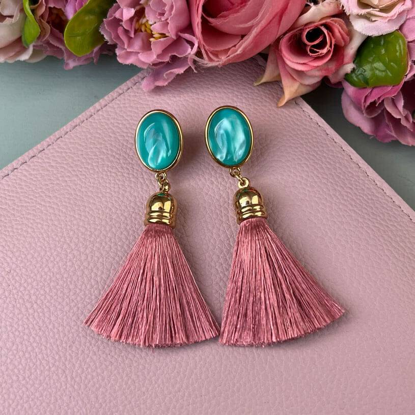 SchwesterSchwester Quasten Ohrringe als Ohrstecker in Türkis mit Quaste in Rosa von AmuseToi Exklusive Angebote
