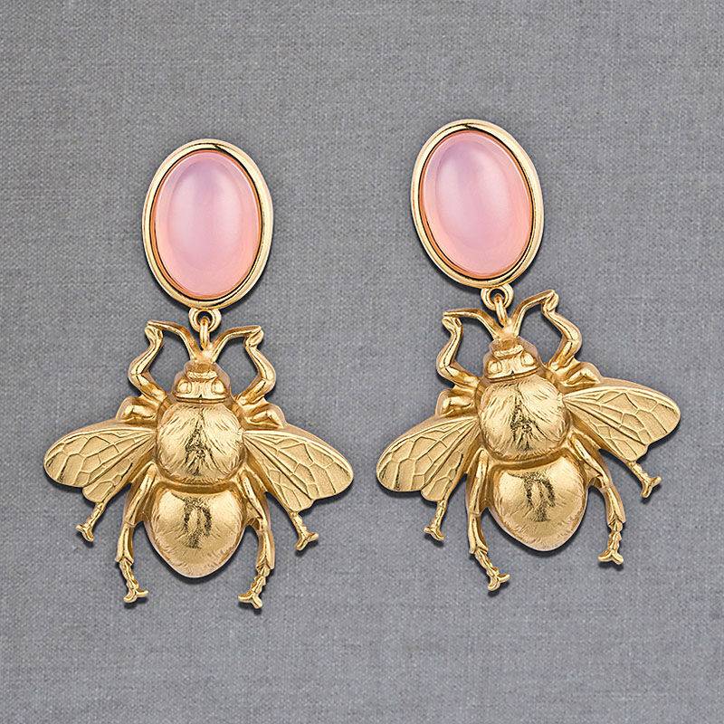SchwesterSchwester Rosafarbener Ohrstecker mit vergoldeter Hummel von AmuseToi Bestseller