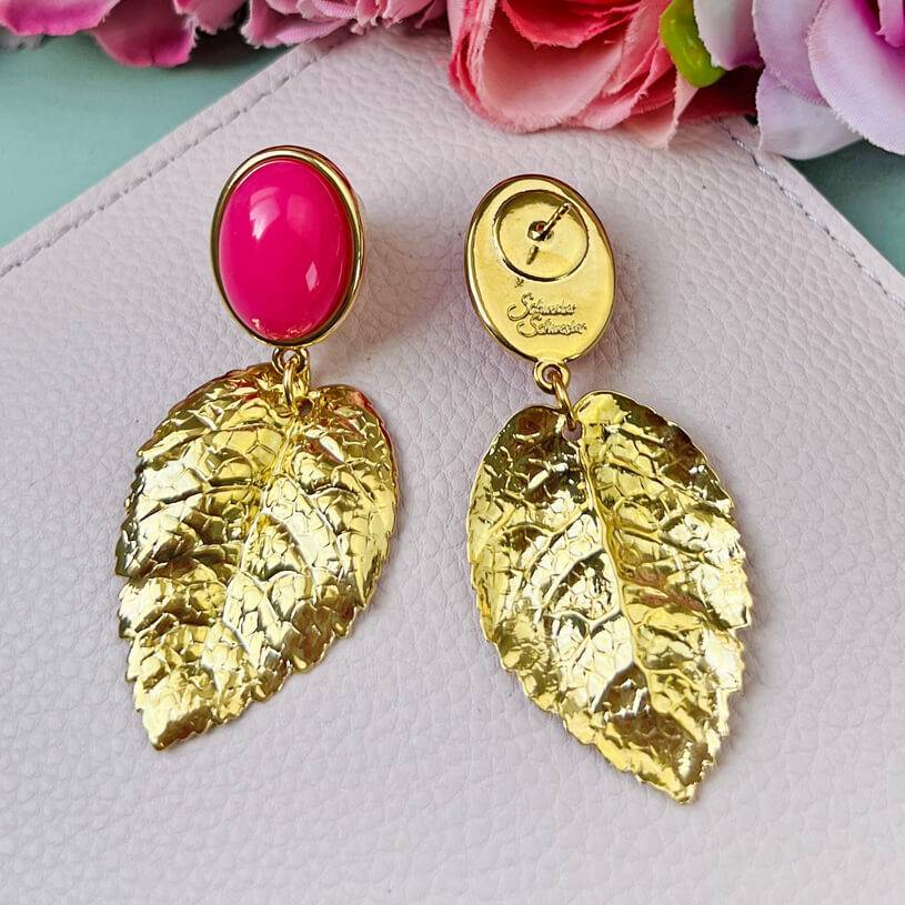 SchwesterSchwester Pinkfarbener Ohrstecker mit vergoldeten Blatt von AmuseToi Kauf eins, bekomm eins gratis