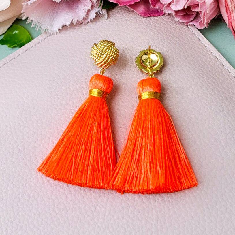 SchwesterSchwester Vergoldete Knoten-Ohrstecker mit neonoranger Quaste Wochenangebot