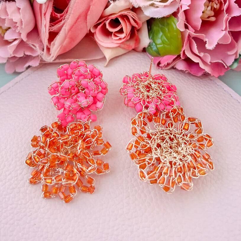 SchwesterSchwester Bunte Perlen-Ohrringe aus zwei Blüten in leuchtendem Pink und Orange Bis zu 50% Rabatt